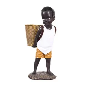 Statuette africaine, garçon, en résine