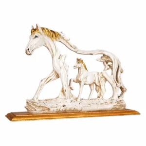 statue cheval avec son petit sur fond blanc