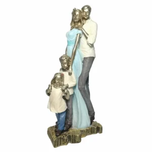 statuette couple avec enfants sur fond blanc