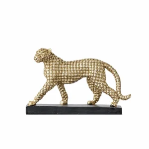 statuette guepard sur fond blanc