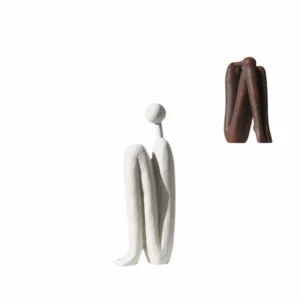 statuette personnage sur fond blanc