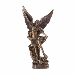 statue saint michel style sur fond blanc