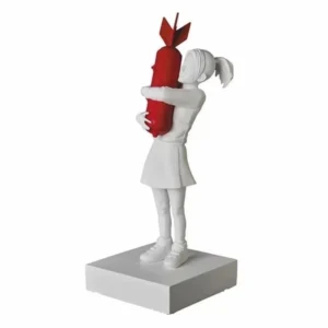 statue femme banksy blanc et rouge